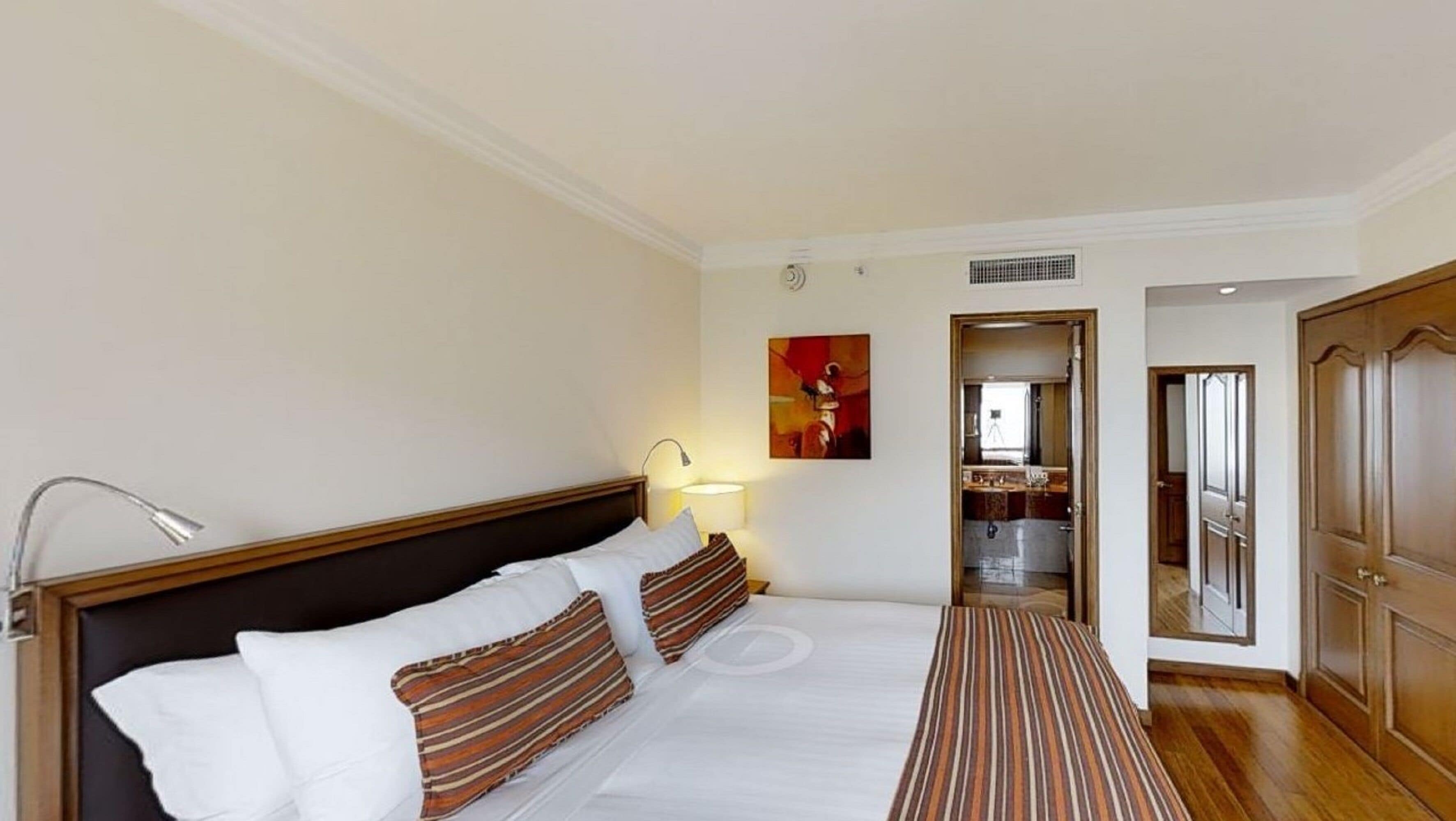 junior suite, 1 queen bed | 1 bedroom, premium bedding, in-room safe, desk