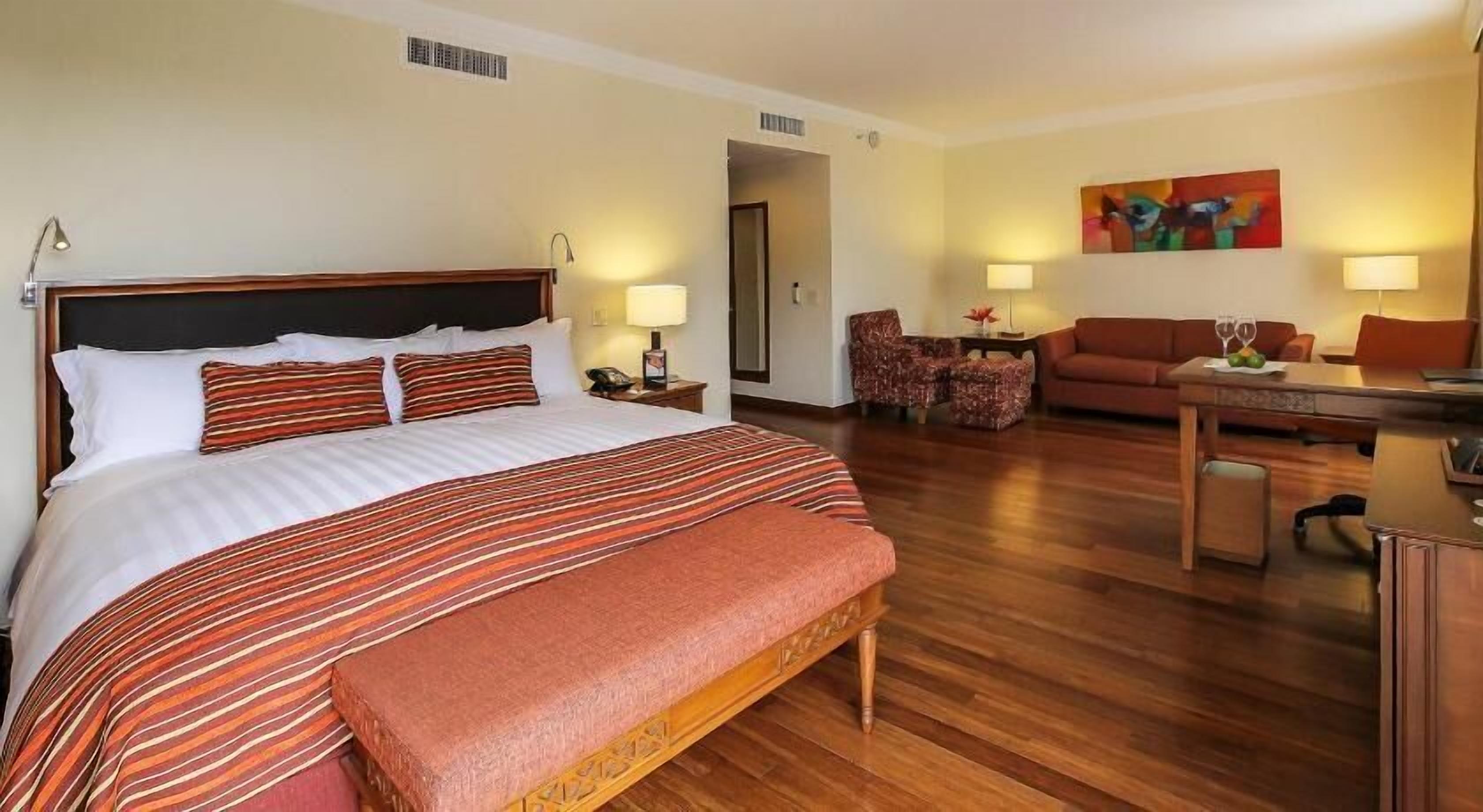 Sengetøy av topp kvalitet, safe på rommet og skrivebord