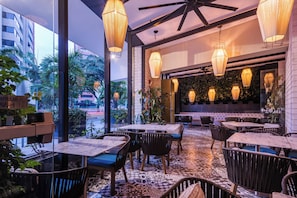 5 restaurants, international cuisine