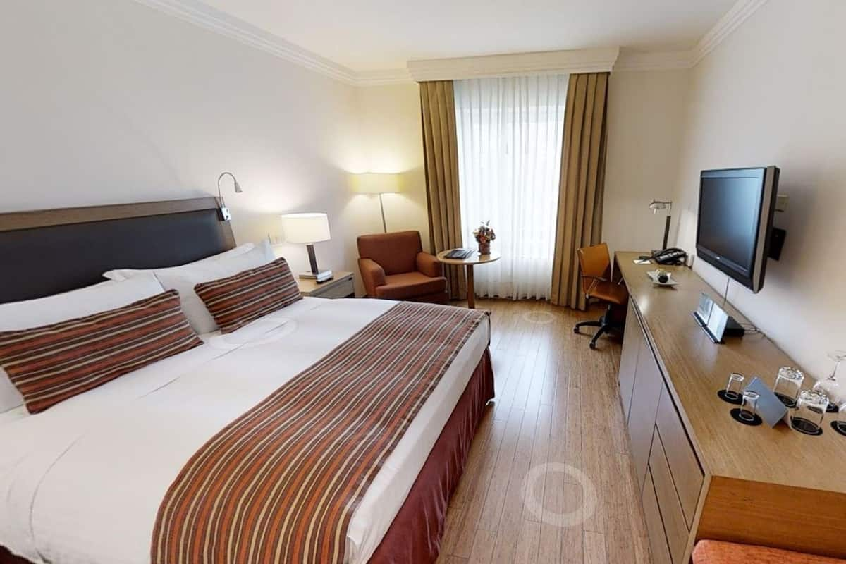 Classic Room, 1 King Bed, Accessible | Premium bedding, in-room safe, desk, laptop workspace