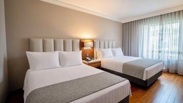 Ropa de cama de alta calidad y caja de seguridad en la habitación