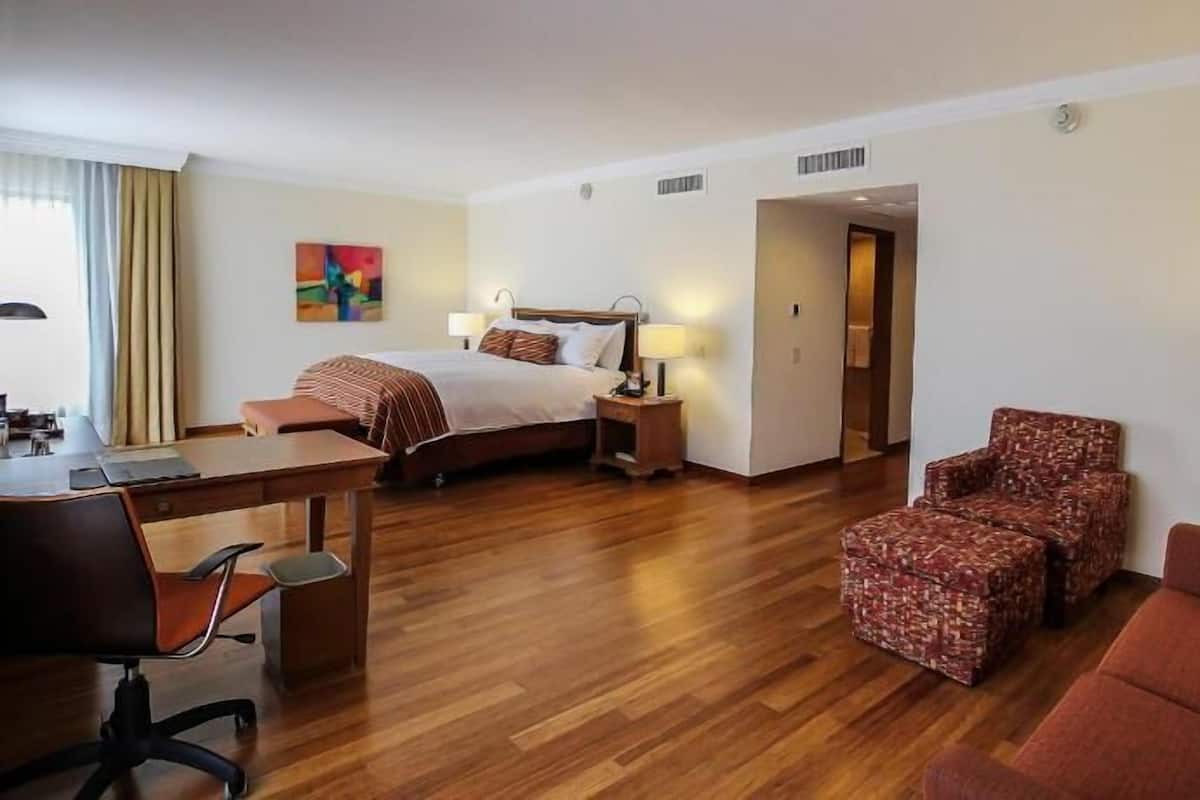 Premium bedding, in-room safe, desk, laptop workspace