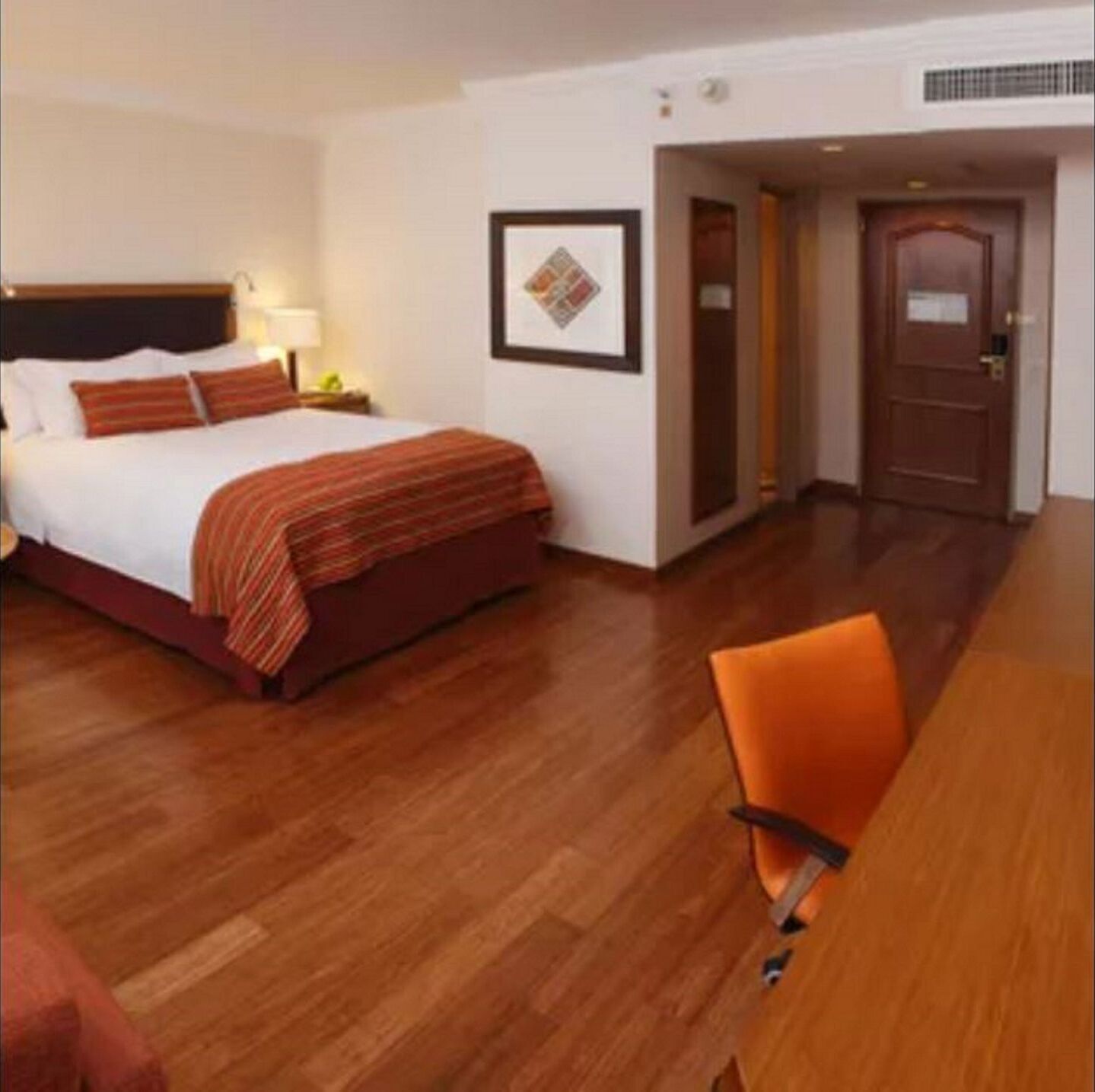 Sengetøy av topp kvalitet, safe på rommet og skrivebord