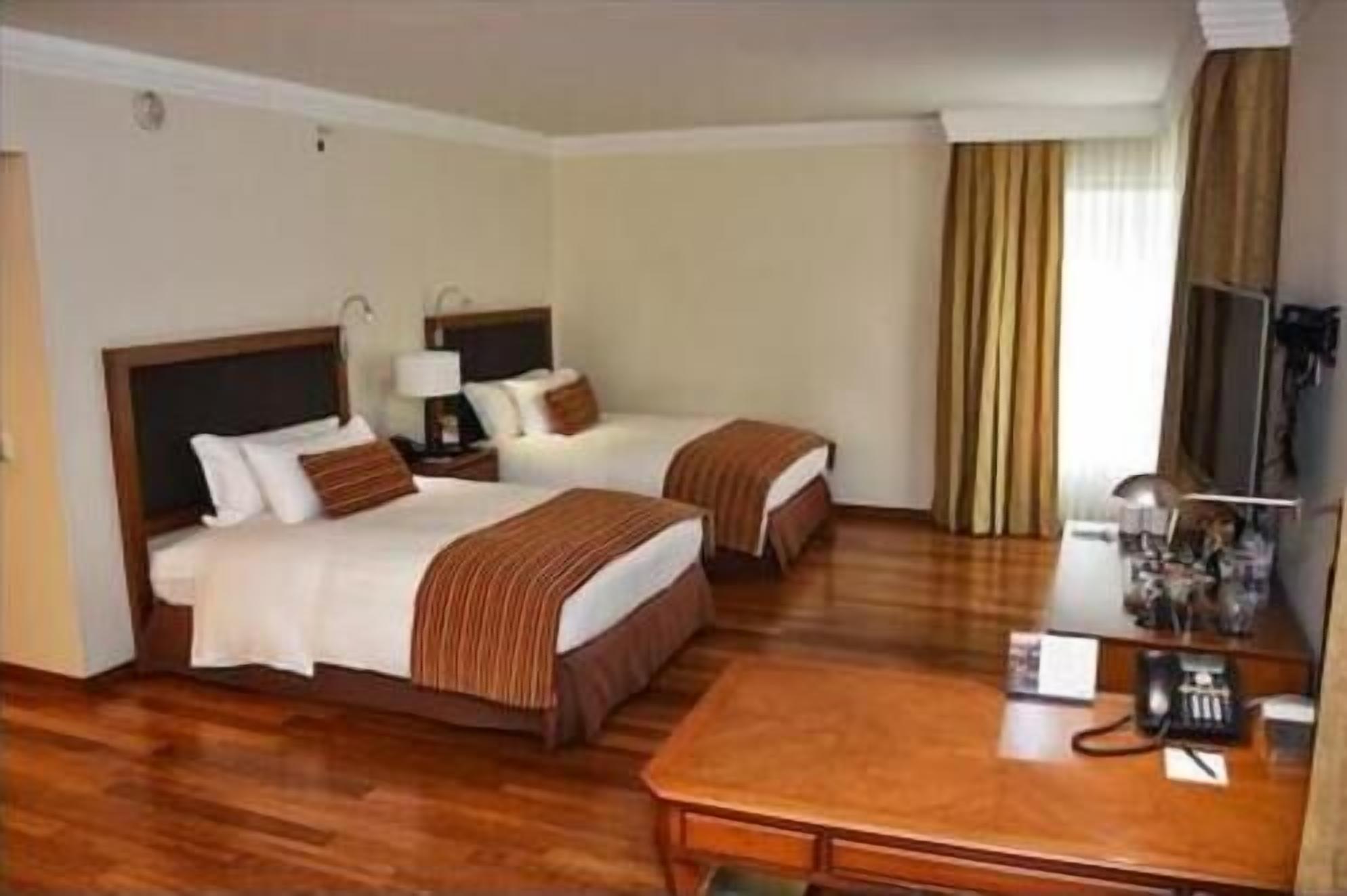 Sengetøy av topp kvalitet, safe på rommet og skrivebord