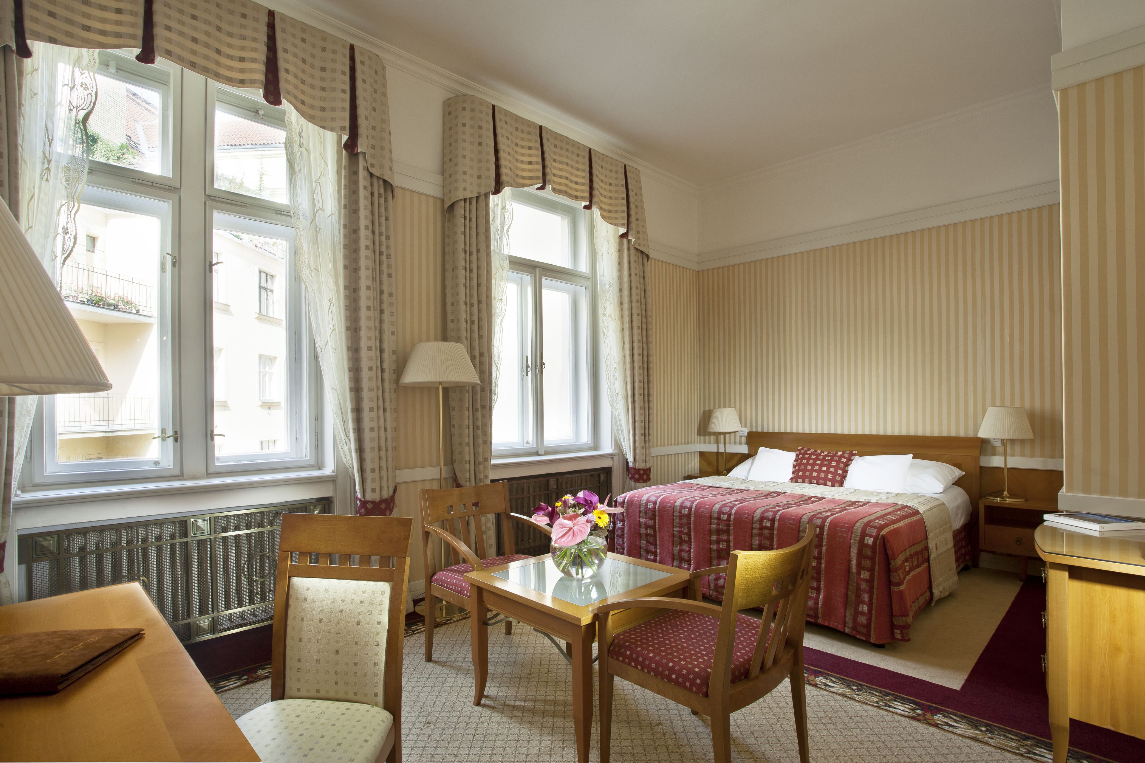 junior suite, 1 king bed | hypo-allergenic bedding, minibar, in-room safe, desk