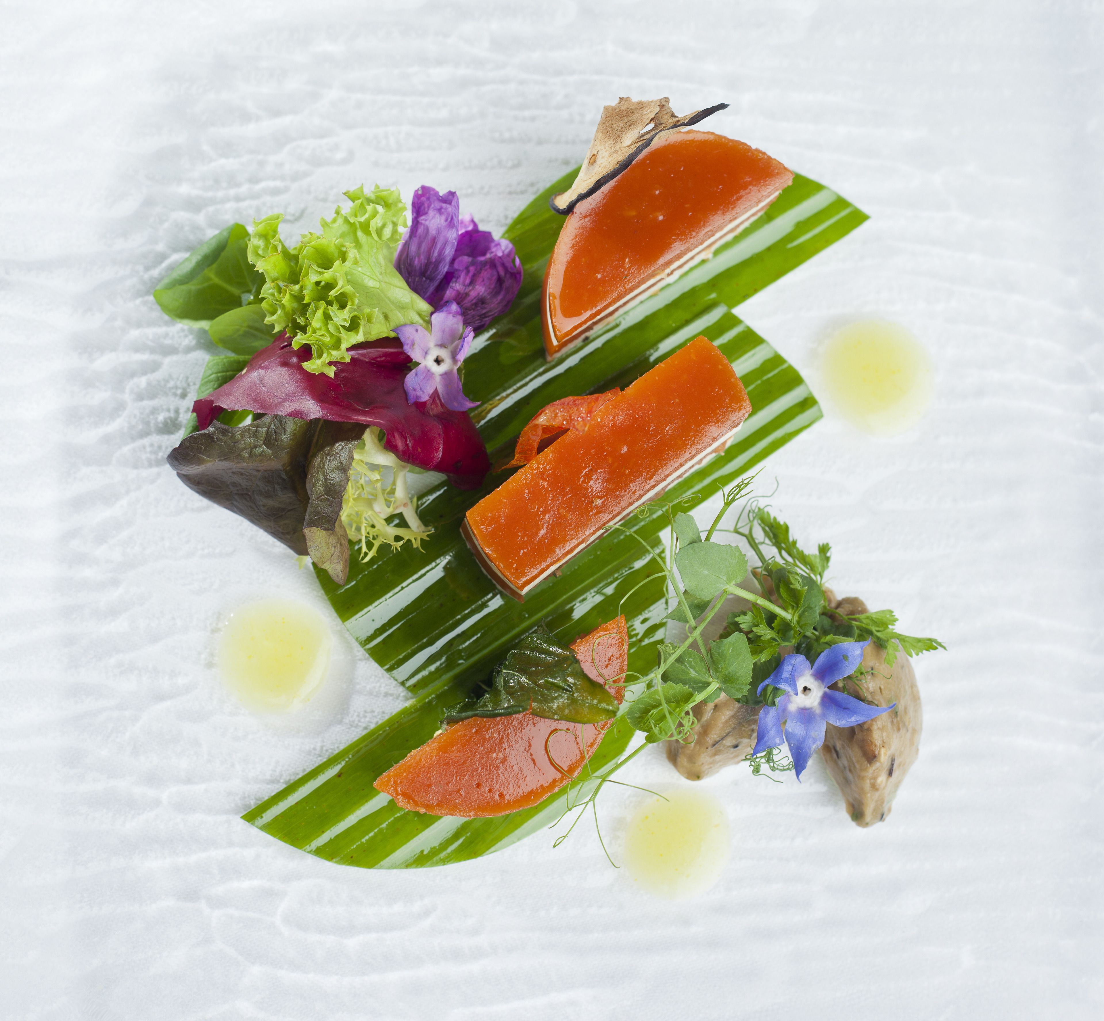 Un plato de postre con diversos alimentos y adornos.