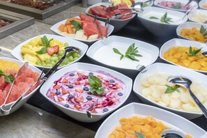 A buffet with various fruits and yogurt parfaits. - Hotel Paris Prague (Prague)