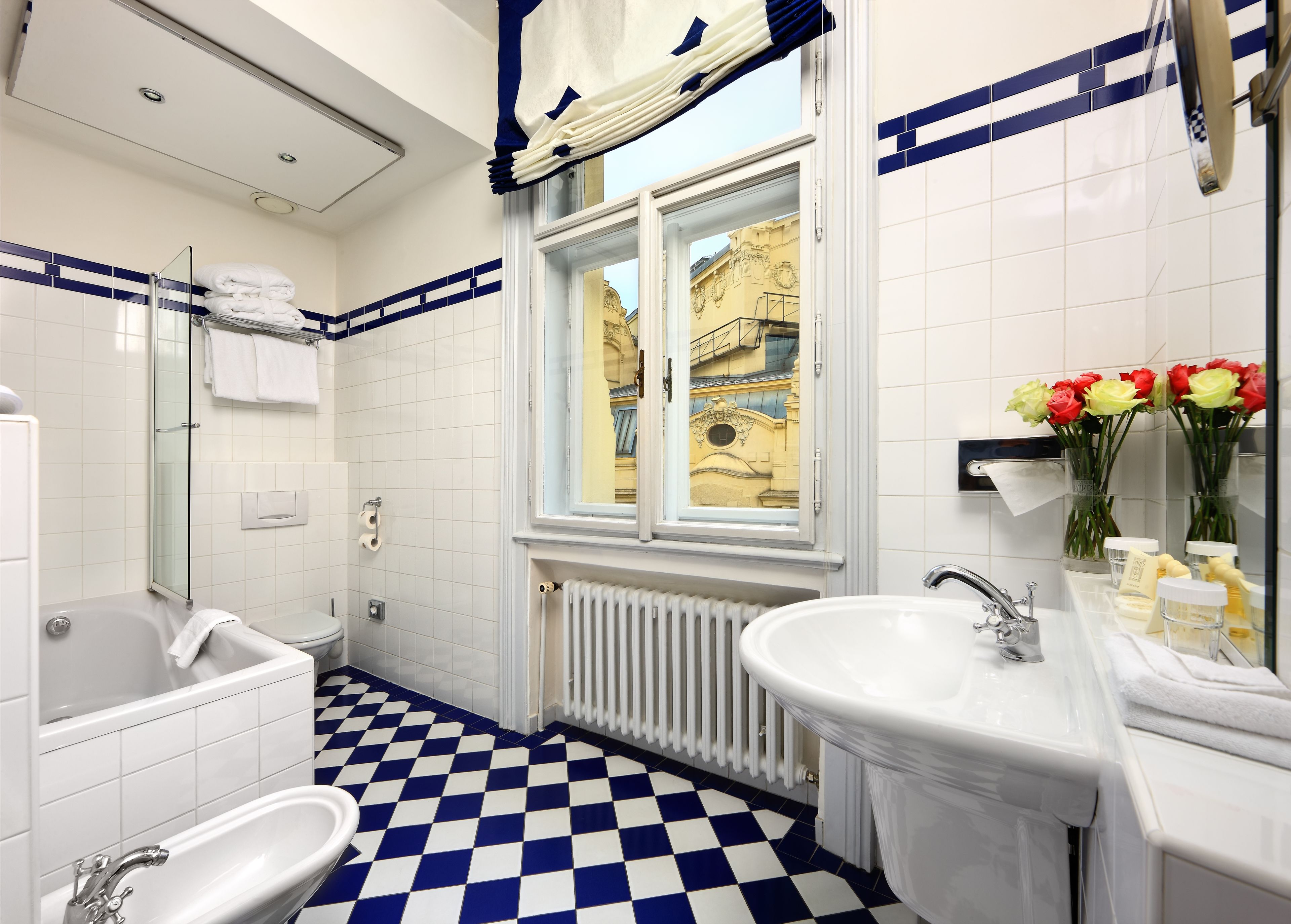 executive room | bathroom | deep-soaking bathtub, free toiletries, hair dryer, bathrobes