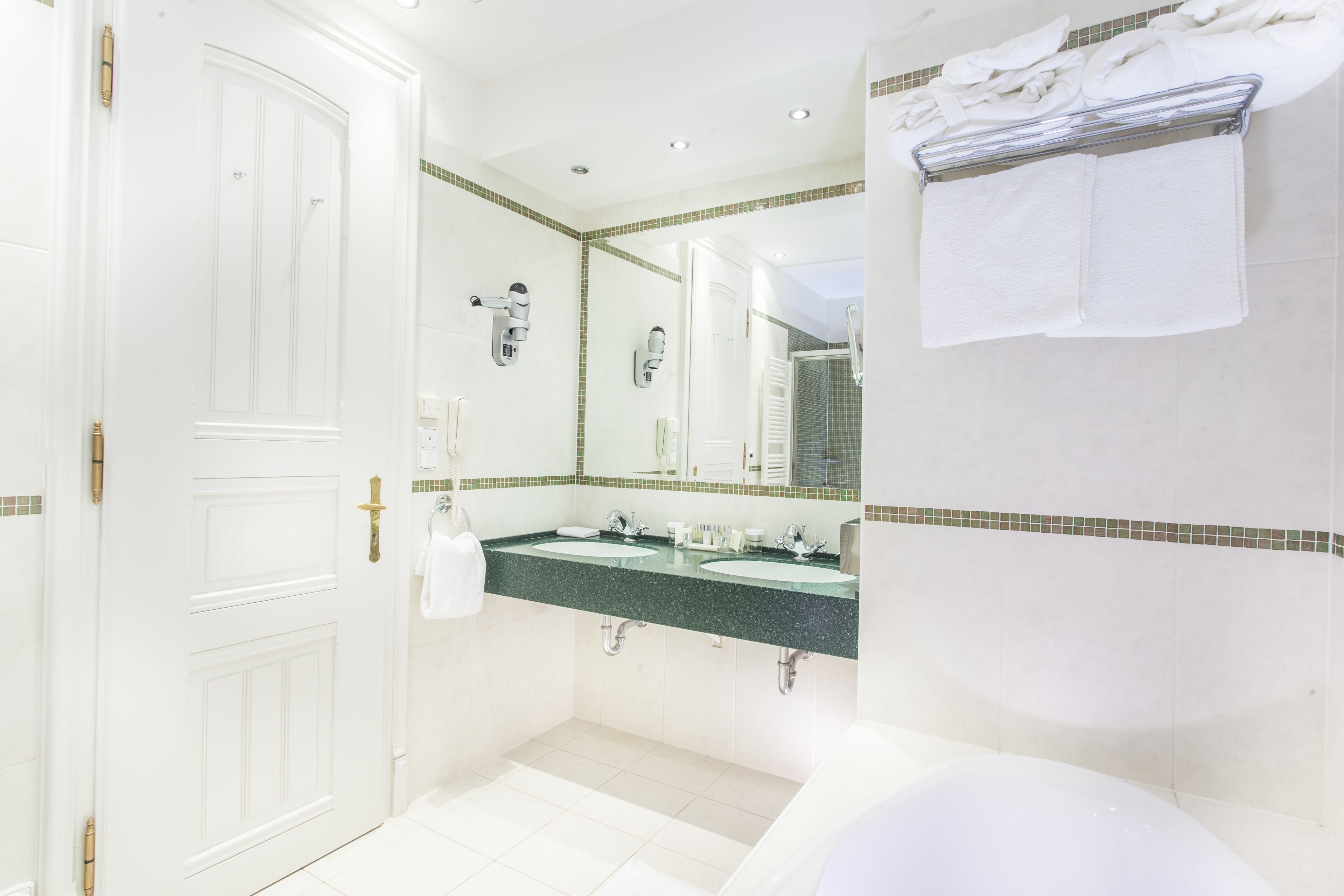 klimt suite  | bathroom | deep-soaking bathtub, free toiletries, hair dryer, bathrobes