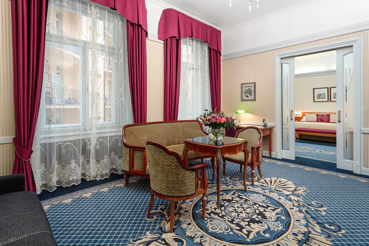 Klimt Suite | Allergitestade sängkläder, minibar och värdeförvaringsskåp på rummet