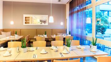 Desayuno buffet (EUR 17 por persona)