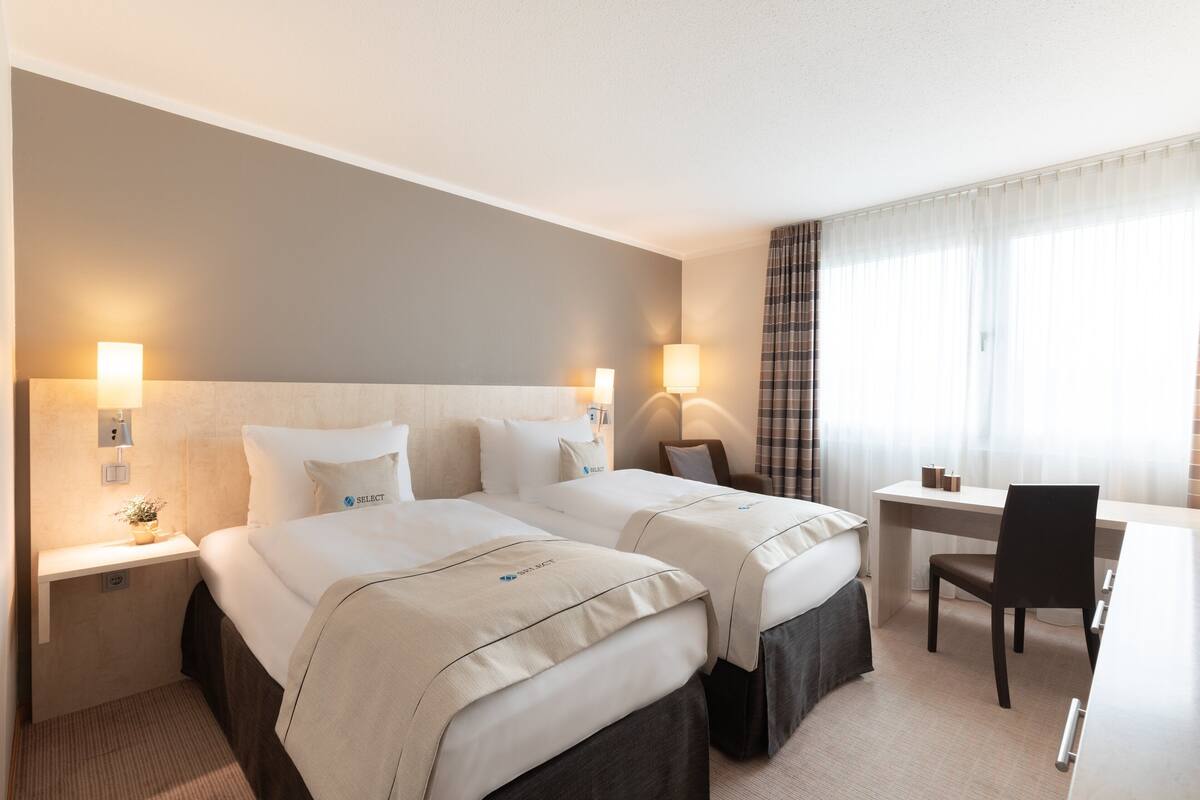 Hypo-allergenic bedding, in-room safe, desk, blackout drapes