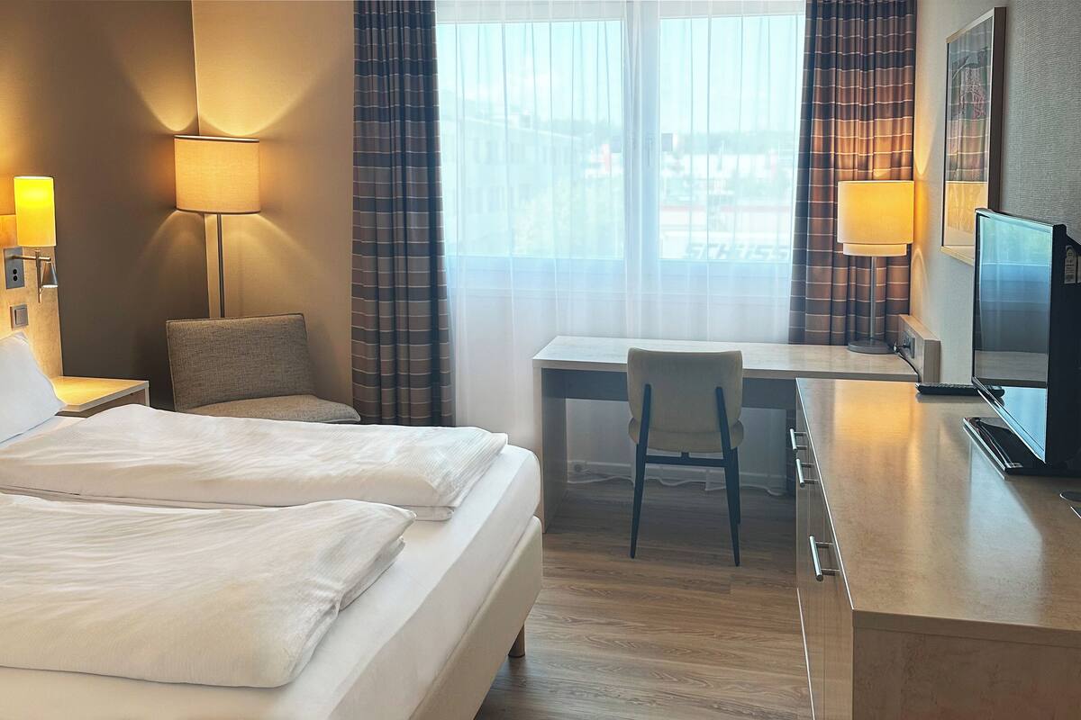 standard room | hypo-allergenic bedding, in-room safe, desk, blackout curtains