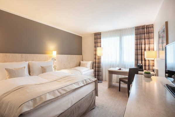 Hypo-allergenic bedding, in-room safe, desk, blackout curtains