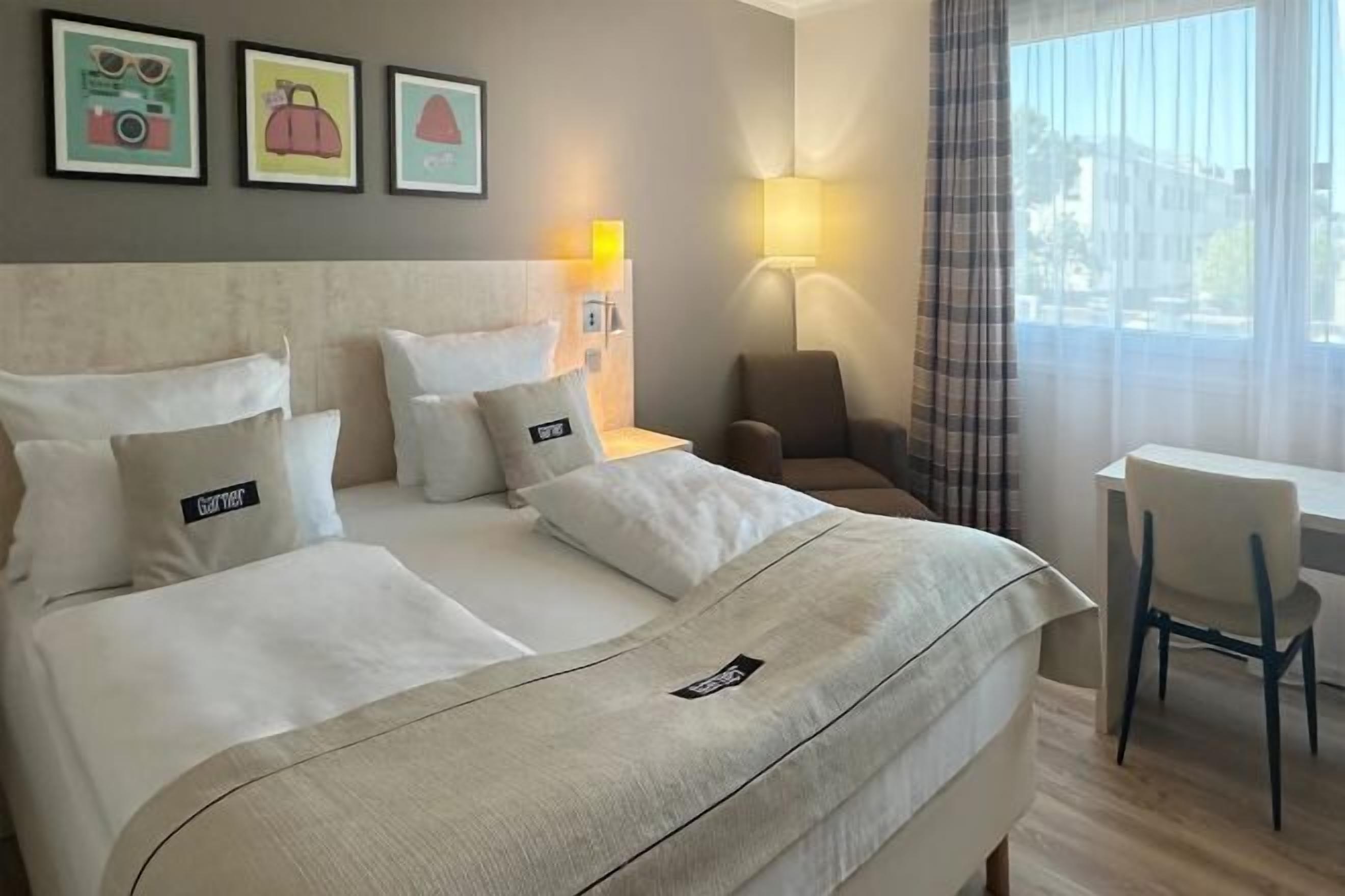 Allergitestade sängkläder, värdeförvaringsskåp på rummet och skrivbord