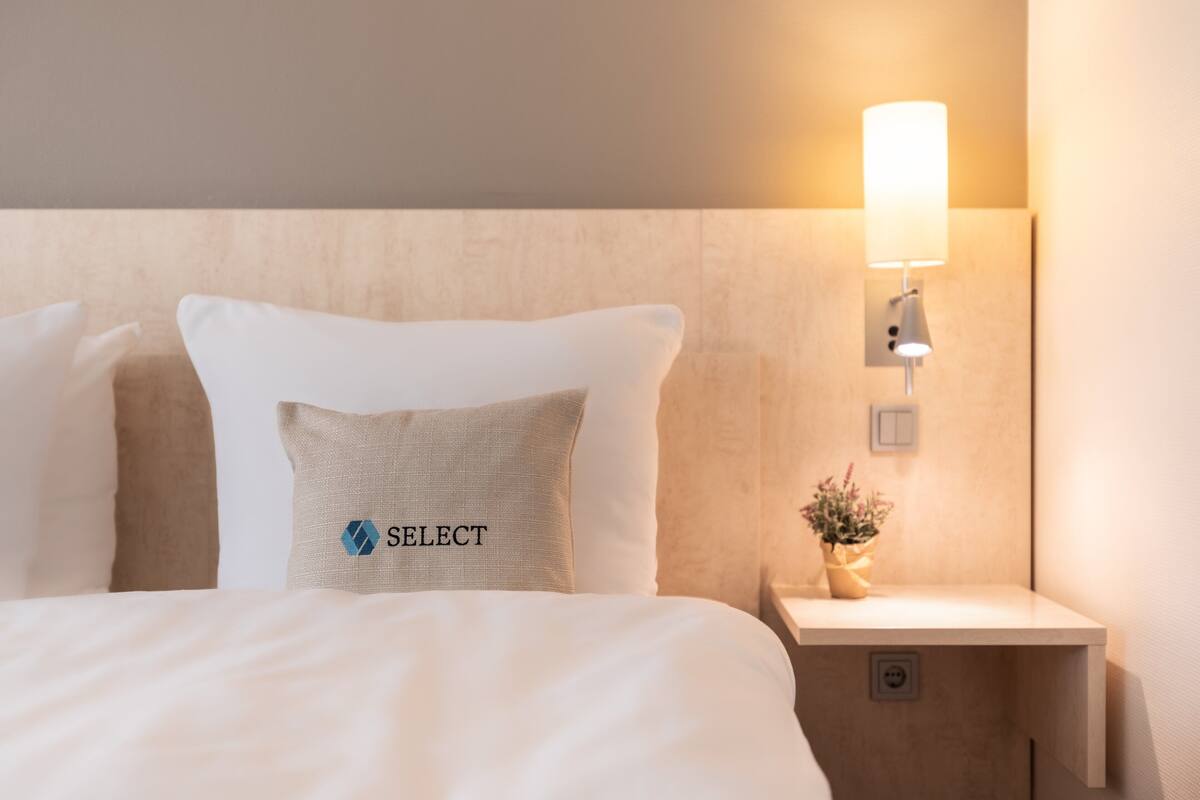 Hypo-allergenic bedding, in-room safe, desk, blackout drapes