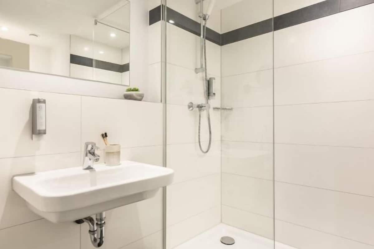 Badezimmer | Dusche, kostenlose Toilettenartikel, Haartrockner, Handtücher