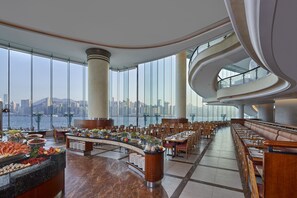 3 restaurants, breakfast served