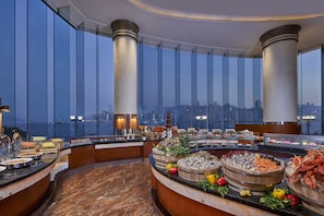 Desayuno buffet todos los días (con cargo) 