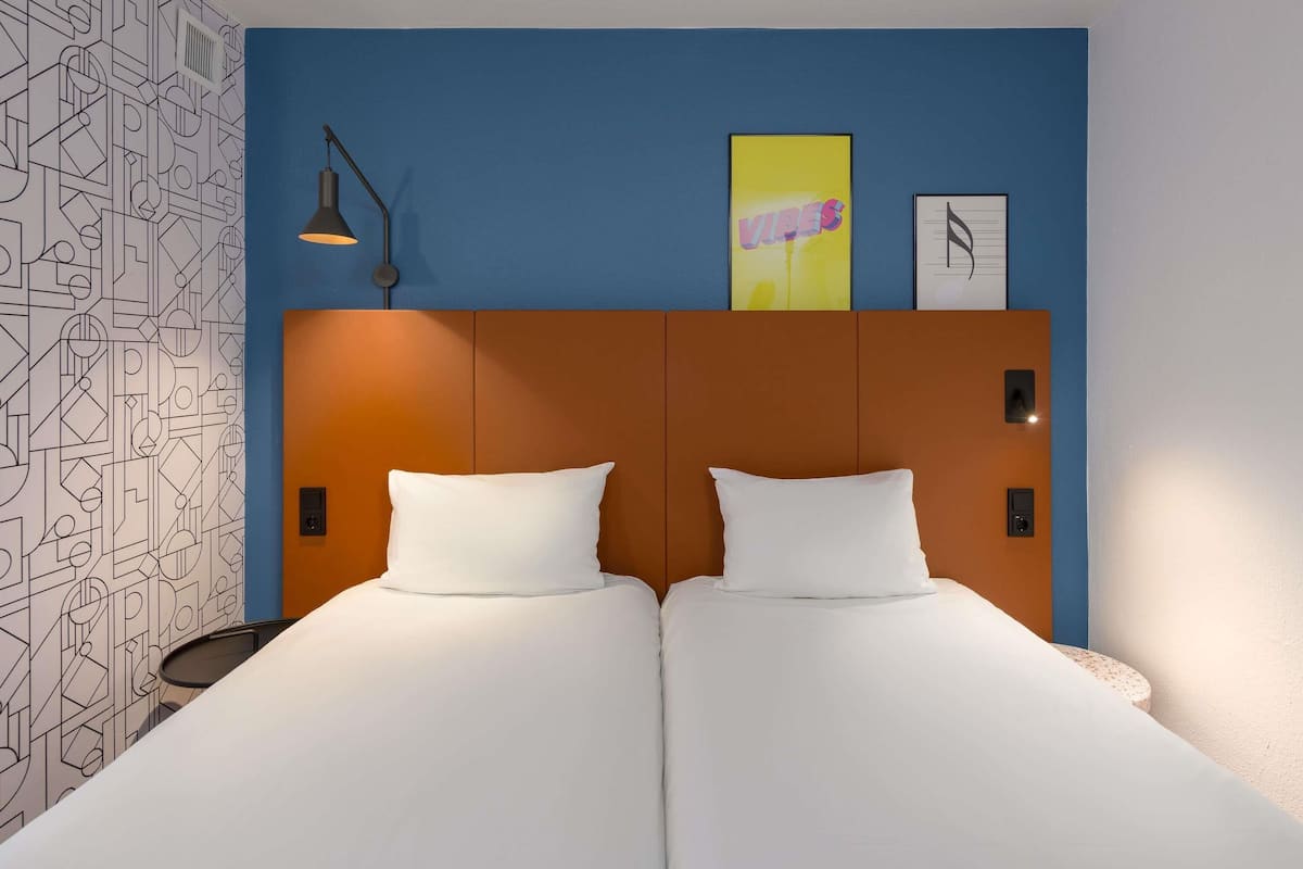 Standard Room, 2 Twin Beds | Hypo-allergenic bedding available, desk, laptop workspace