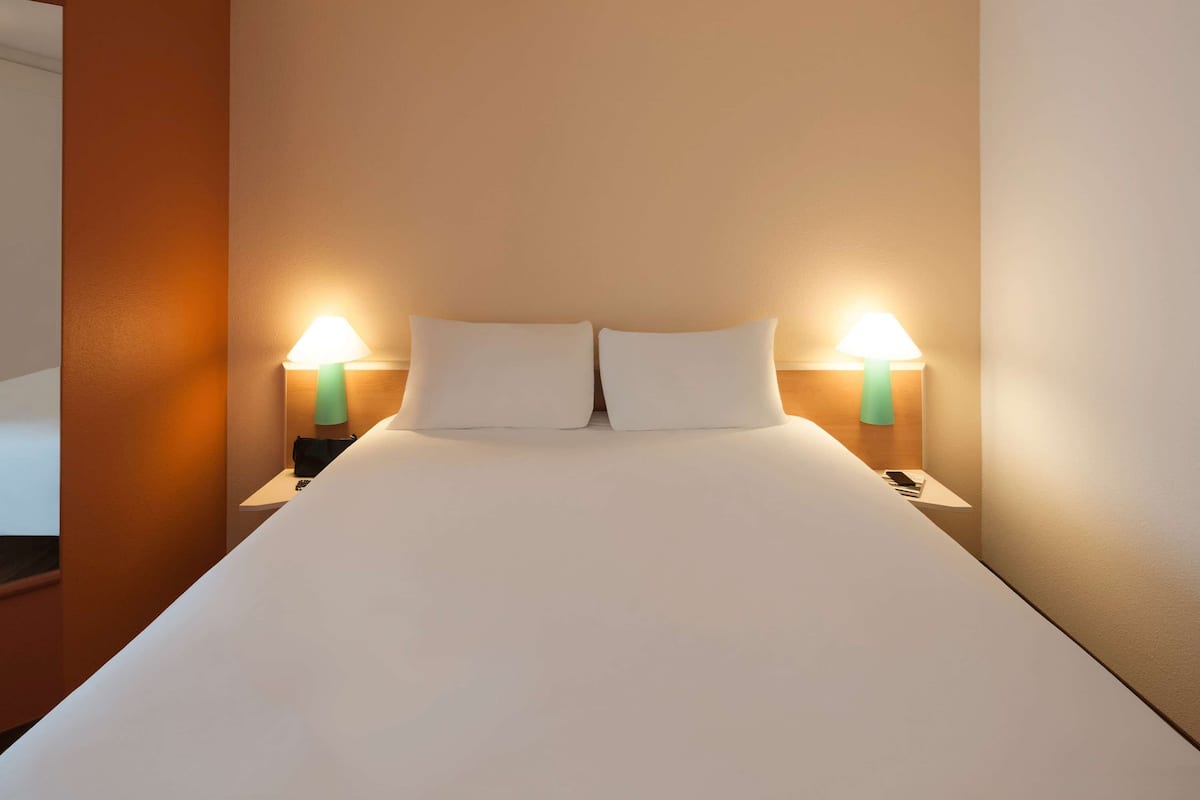Standard Room, 1 Katil Kelamin (Double) | Peralatan tempat tidur hipoalergenik, meja, ruang kerja komputer riba