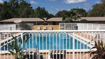 Una piscina al aire libre