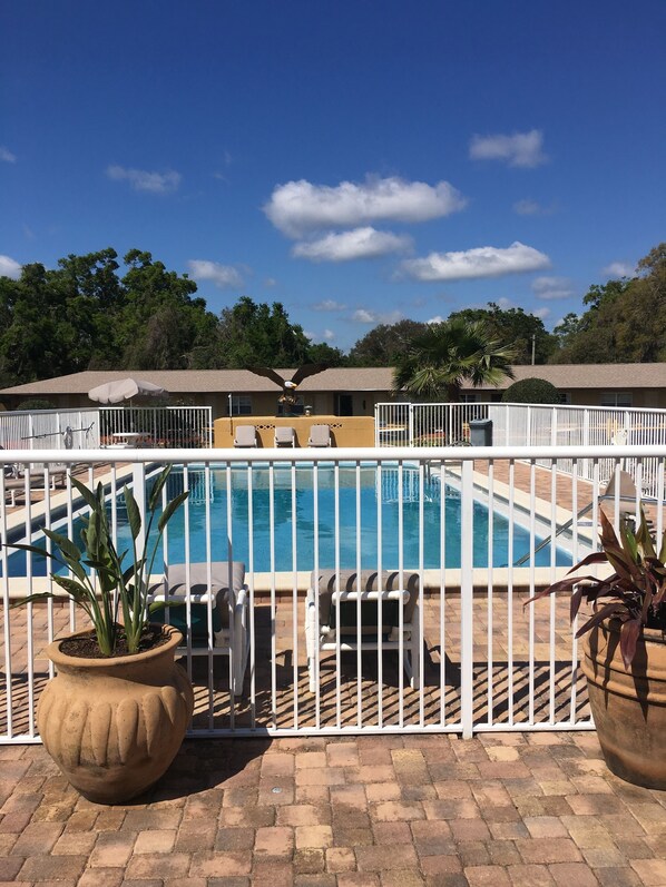 Una piscina al aire libre