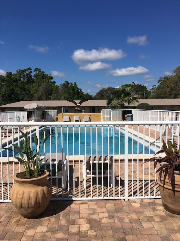 Una piscina al aire libre