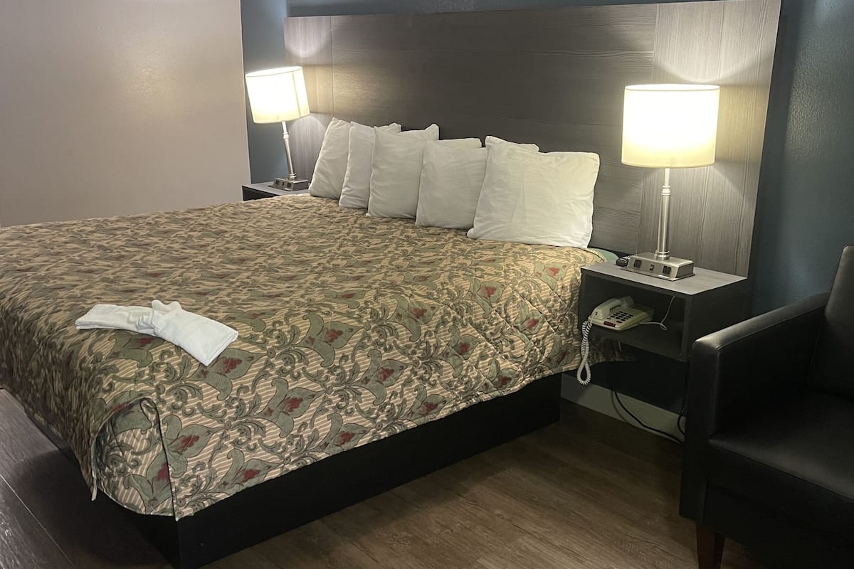 Habitación estándar, 1 cama King size | Escritorio, insonorización, camas extra y wifi gratis