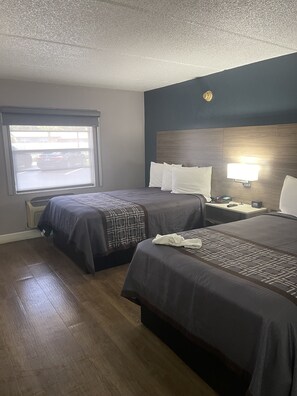 Desk, soundproofing, free WiFi, bed sheets - Blue Spring Inn Orange City (Orange City)