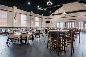 Breakfast, lunch and dinner served - Falls Church Inn (Falls Church)