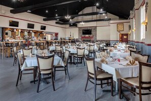 Breakfast, lunch and dinner served - Falls Church Inn (Falls Church)