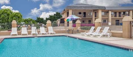 Piscine extérieure, parasols de plage, chaises longues