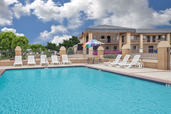 Piscine extérieure, parasols de plage, chaises longues