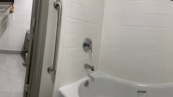 Ein Badezimmer mit Badewanne, Dusche und Toilette.