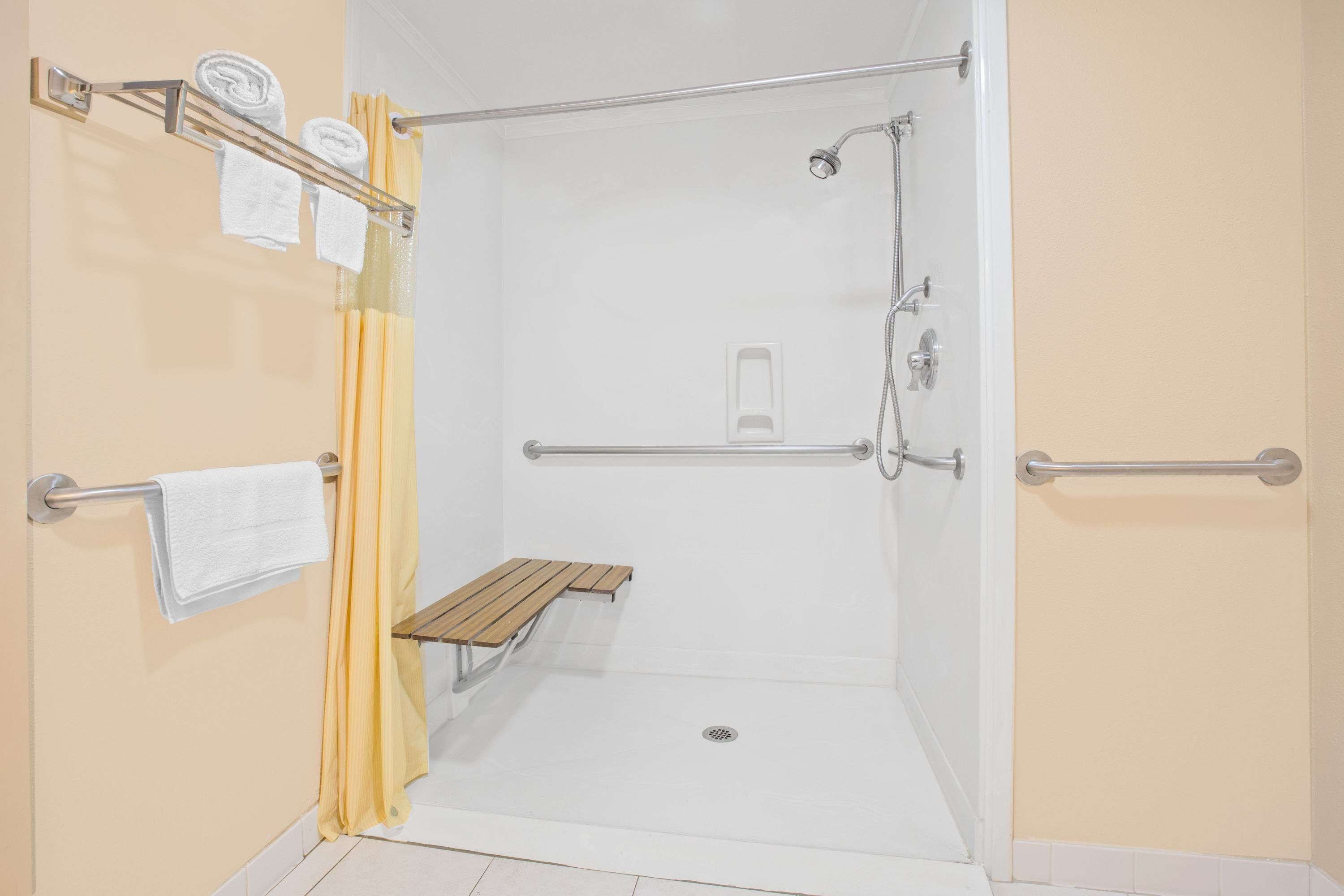 Habitación, 1 cama King size, con acceso para personas discapacitadas (Mobility, Tub w/ Grab Bars) | Baño | Tina, amenidades de baño gratuitas, secadora de cabello, toallas 