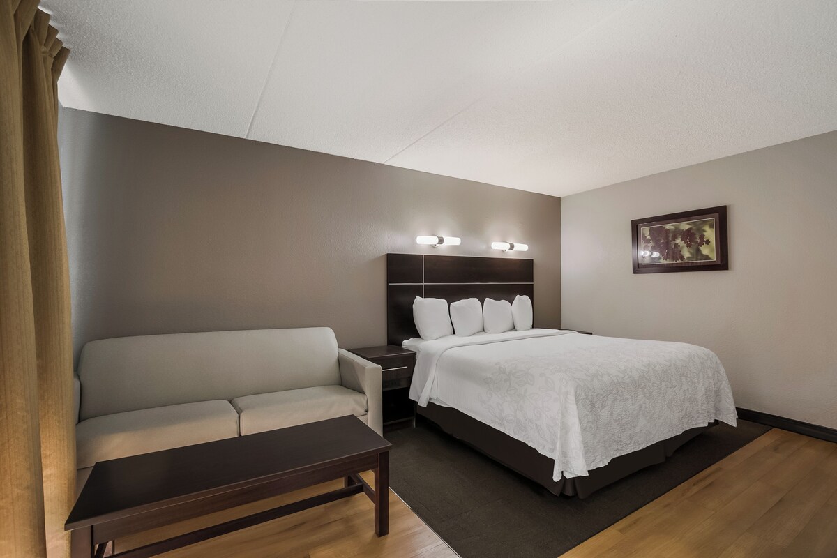 Kamar Premium, 1 Tempat Tidur King, di pinggir kolam renang (Upgraded Bedding & Snack, Smoke Free) | Meja kerja, tirai kedap cahaya, setrika/meja setrika, dan Wi-Fi gratis