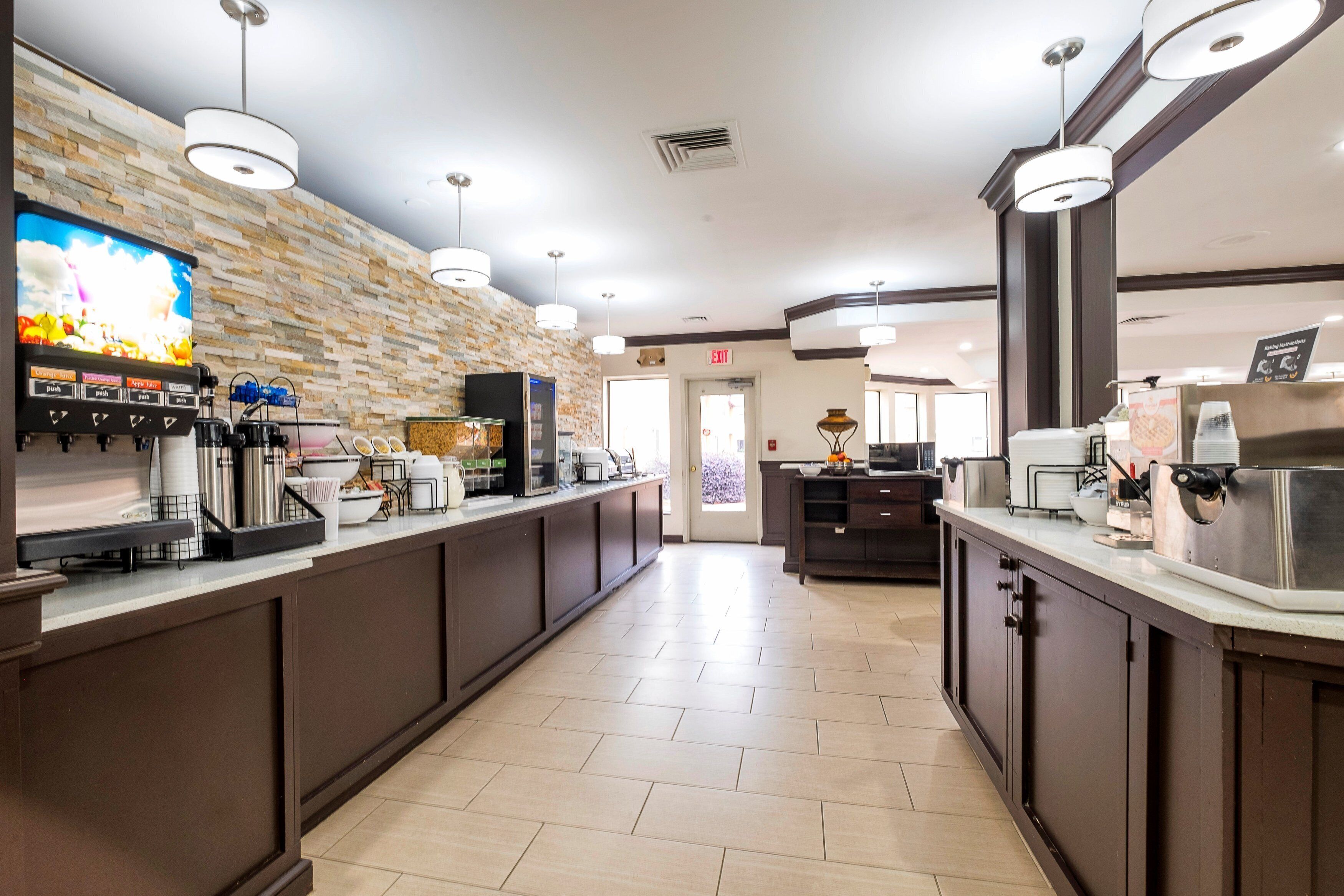 朝食 (フル ブレックファスト)、毎日提供 (無料)