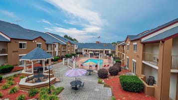 Seasonal outdoor pool, pool umbrellas, sun loungers