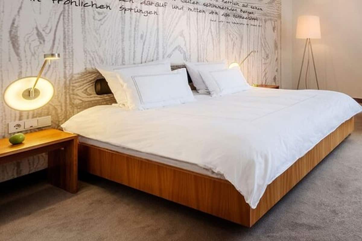 高级房, 1 张特大床 | 高档床上用品、羽绒被、迷你吧、客房内保险箱