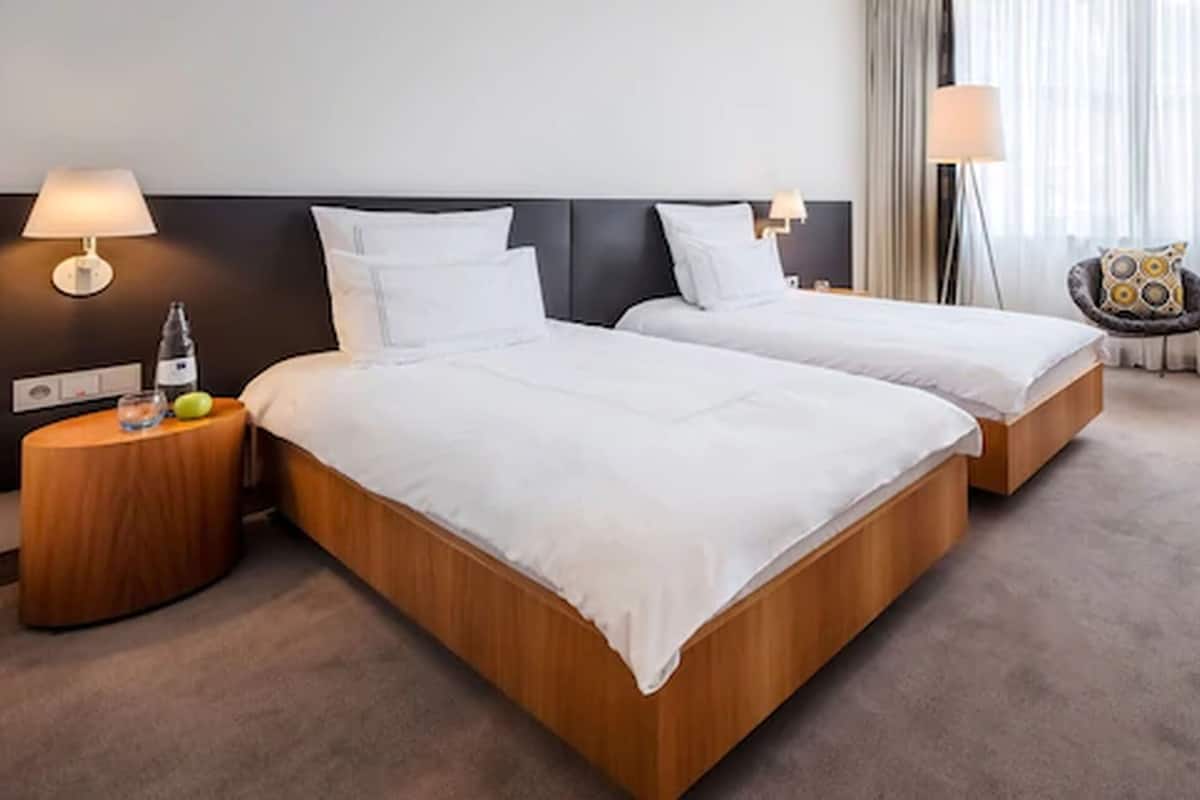 高级房, 2 张单人床 | 高档床上用品、羽绒被、迷你吧、客房内保险箱