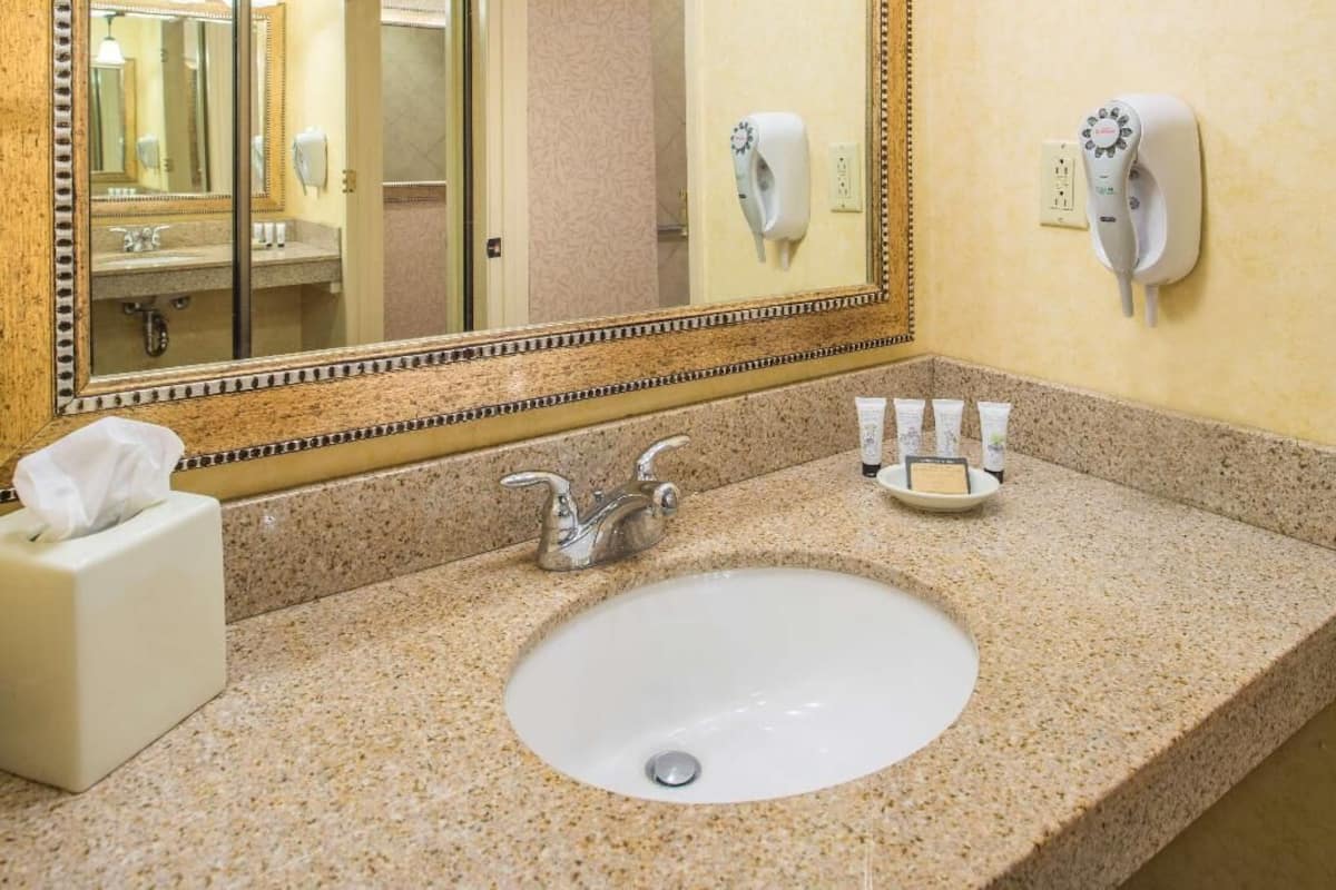 Baño | Ducha y bañera combinadas y artículos de higiene personal gratuitos