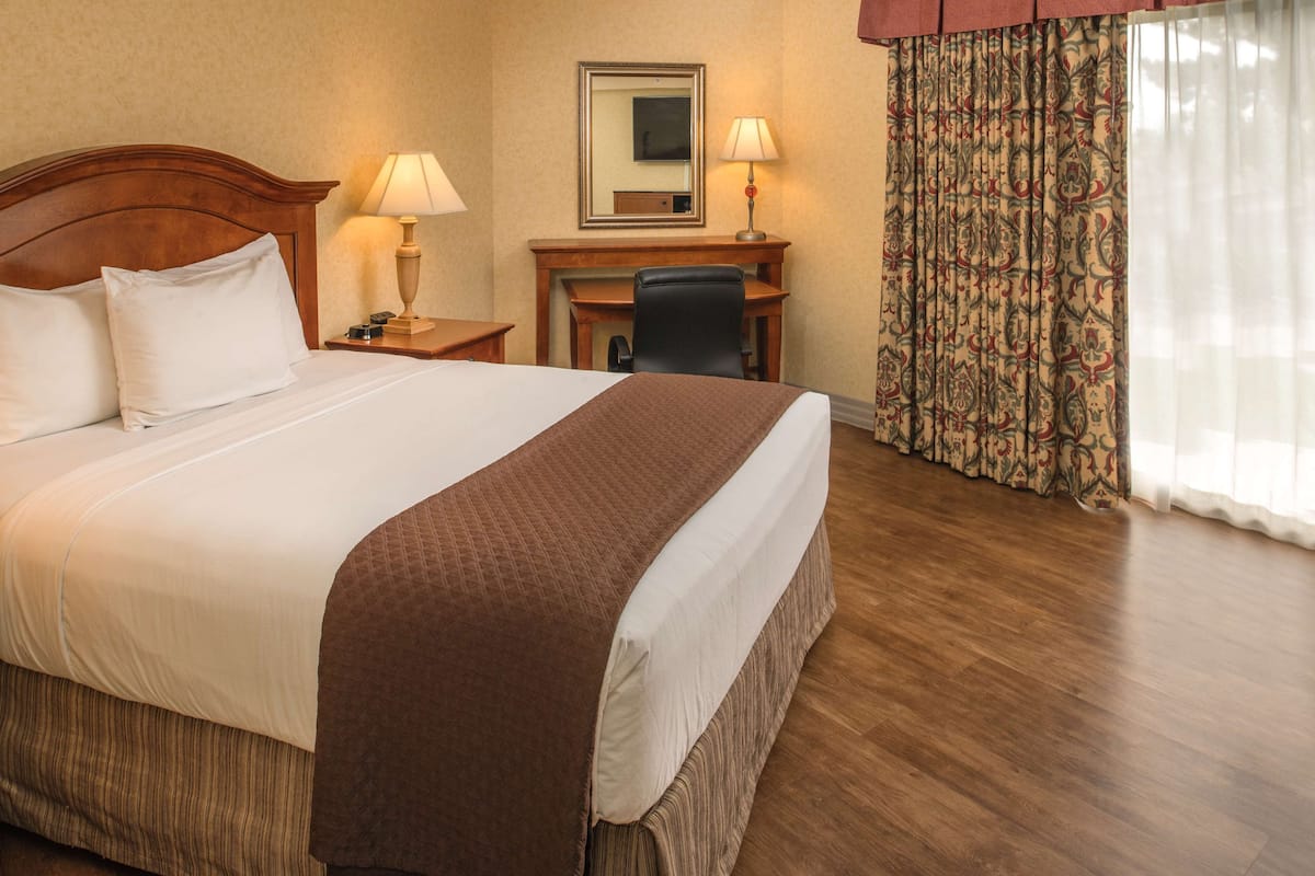 1 bedroom, premium bedding, desk, laptop workspace