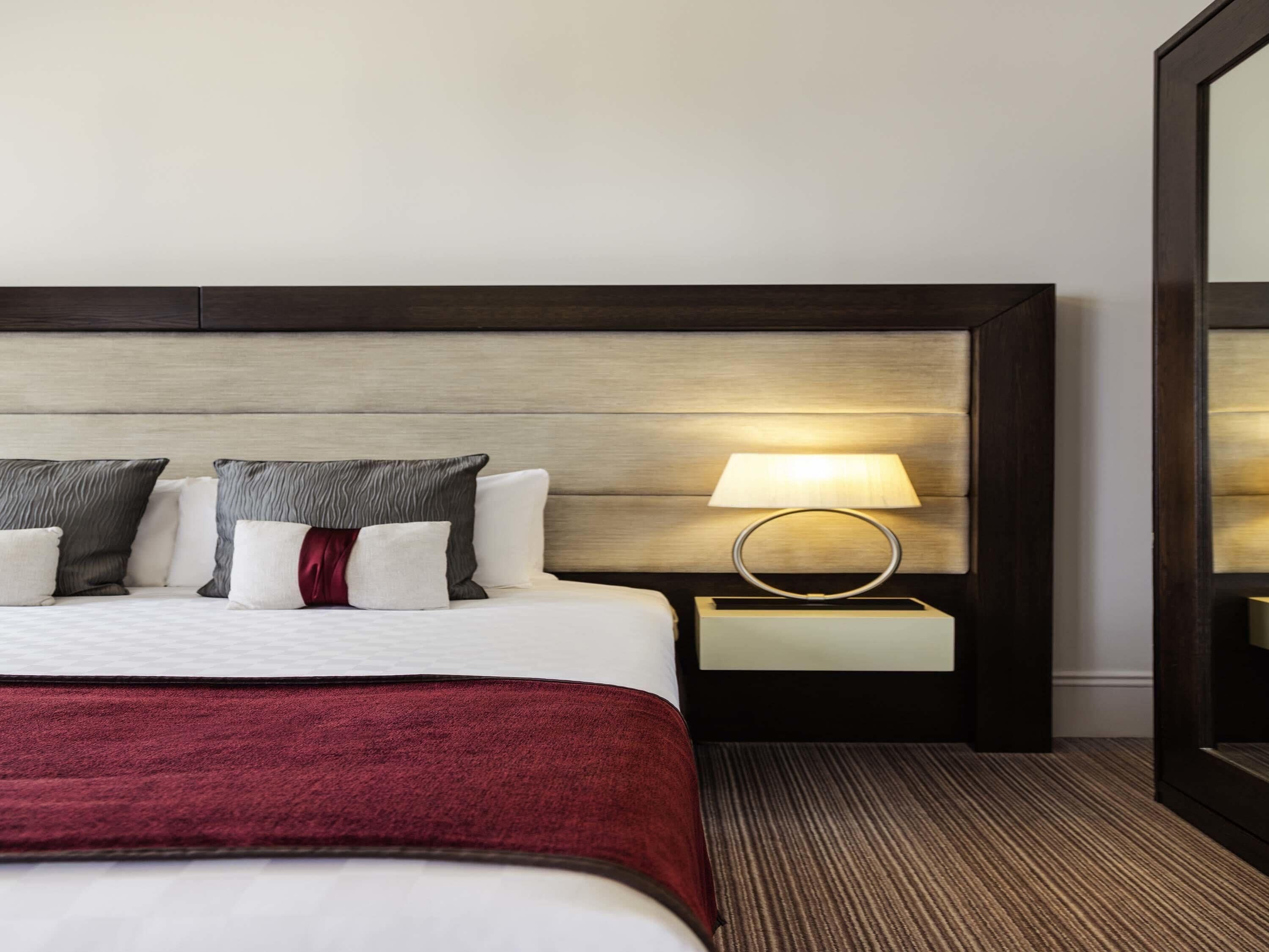 Caja de seguridad en la habitación y escritorio 