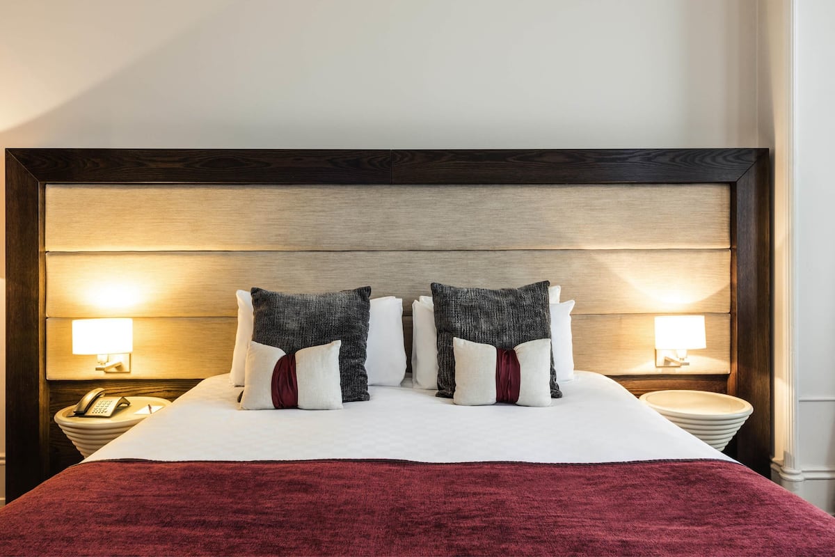 Värdeförvaringsskåp på rummet, skrivbord och strykjärn/strykbräda