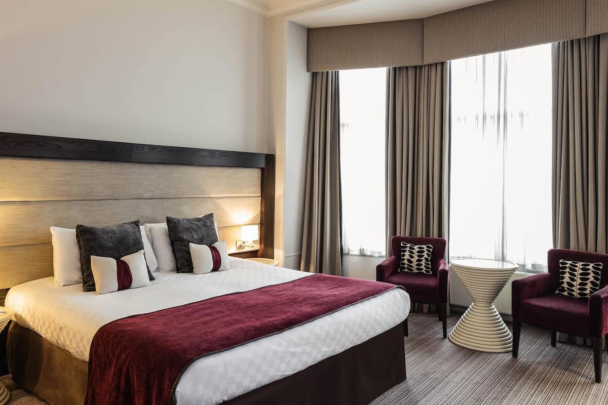 Habitación doble Deluxe, 1 cama matrimonial | Caja de seguridad en la habitación y escritorio