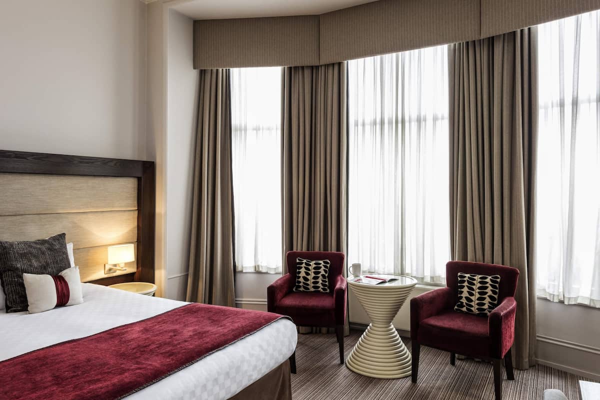 Caja de seguridad en la habitación y escritorio