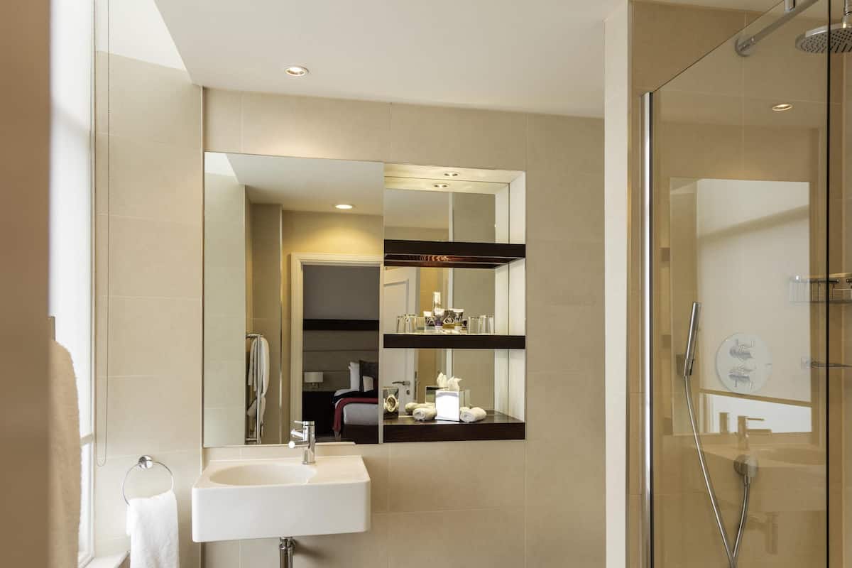 Peti besi dalam bilik, meja, seterika/papan seterika, Wi-fi percuma