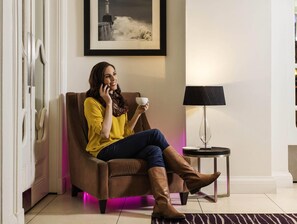 S'hi serveixen plats de cuina britànica 