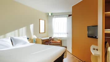 Schreibtisch, VerdunkelungsvorhÀnge, kostenloses WLAN, BettwÀsche